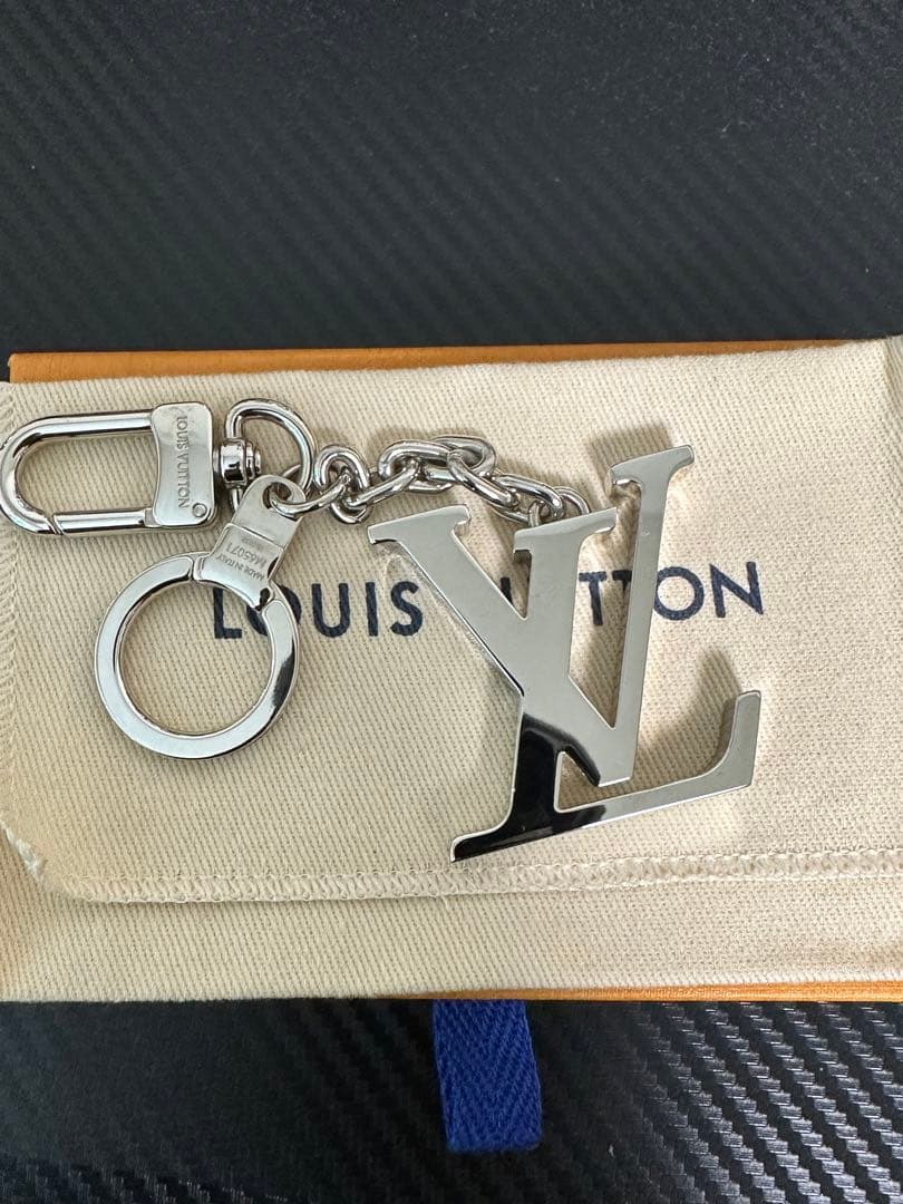 LOUIS VUITTON キーホルダー・LVイニシャル