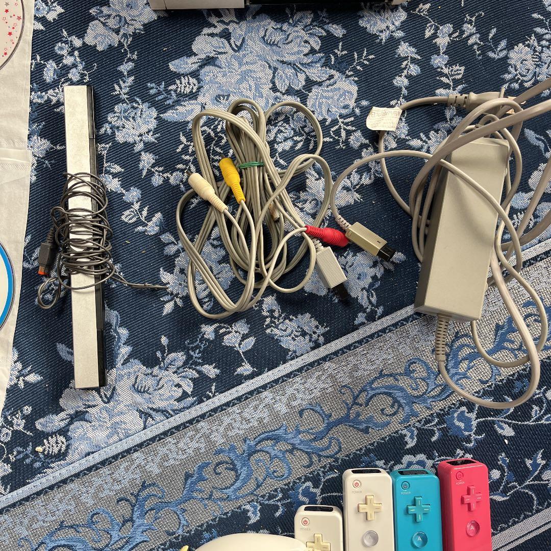 ウィー本体　ウィーリモコン4本　ヌンチャク　ソフト9本