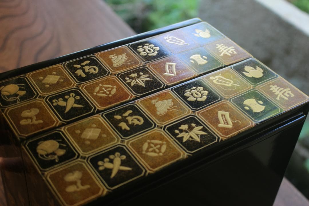 デッドストック！内朱金縁黒漆に極上宝尽蒔絵の映える二段重（検輪島塗重箱お重