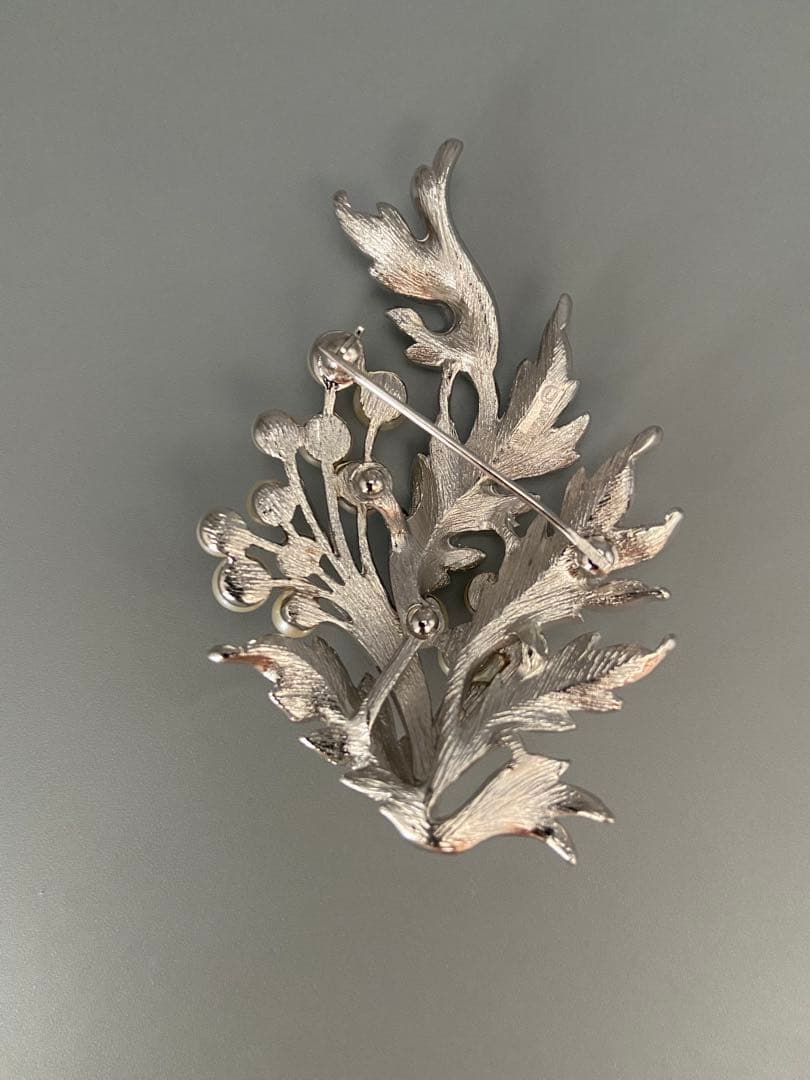 lotuscloud 2542⭐️TRIFARI トリファリヴィンテージブローチ