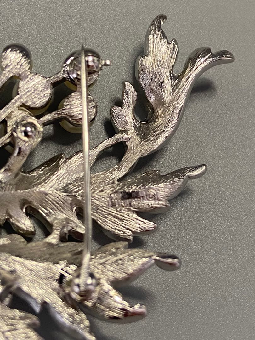 lotuscloud 2542⭐️TRIFARI トリファリヴィンテージブローチ