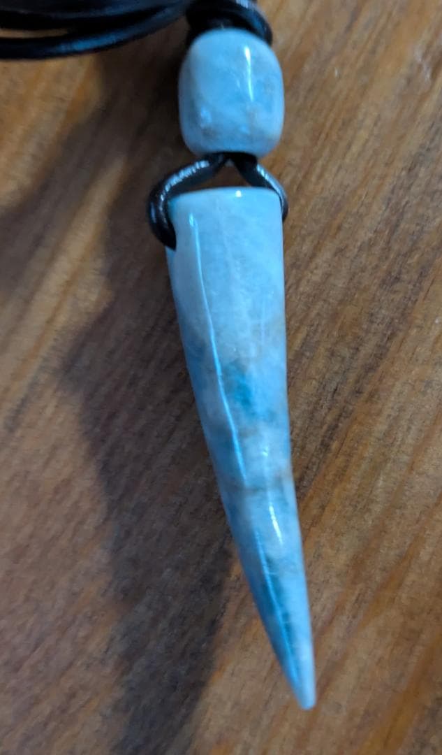 柚*桃様 天然石 こん沢翡翠青い尖った牙型ペンダント レザー紐付き