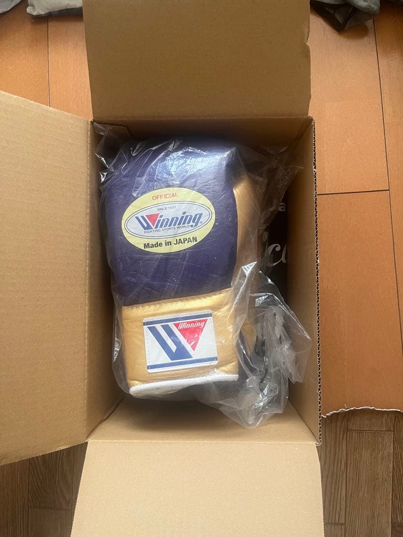 ウイニング製ボクシンググローブ公式試合用8oz（パープル/ゴールド）