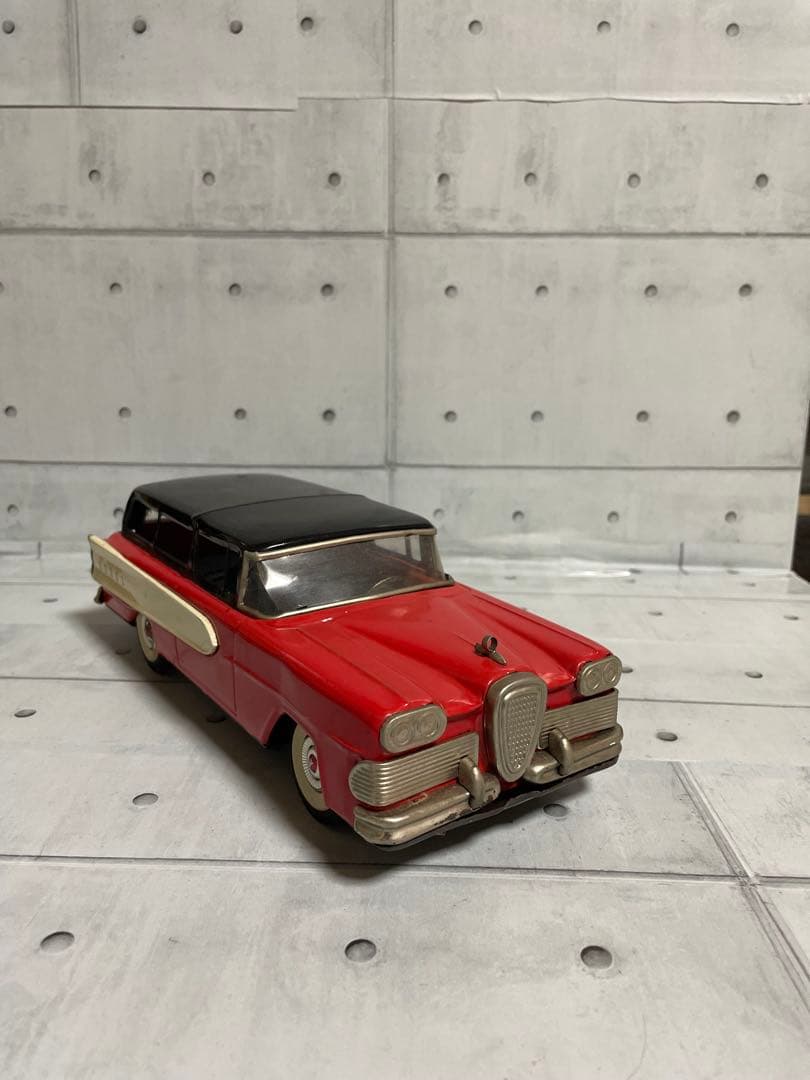 ブリキ自動車　フォード　エドセルワゴン27cm×11cm