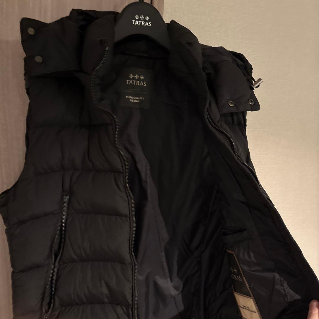 タトラス　TATRASブラック フード付きダウンベスト