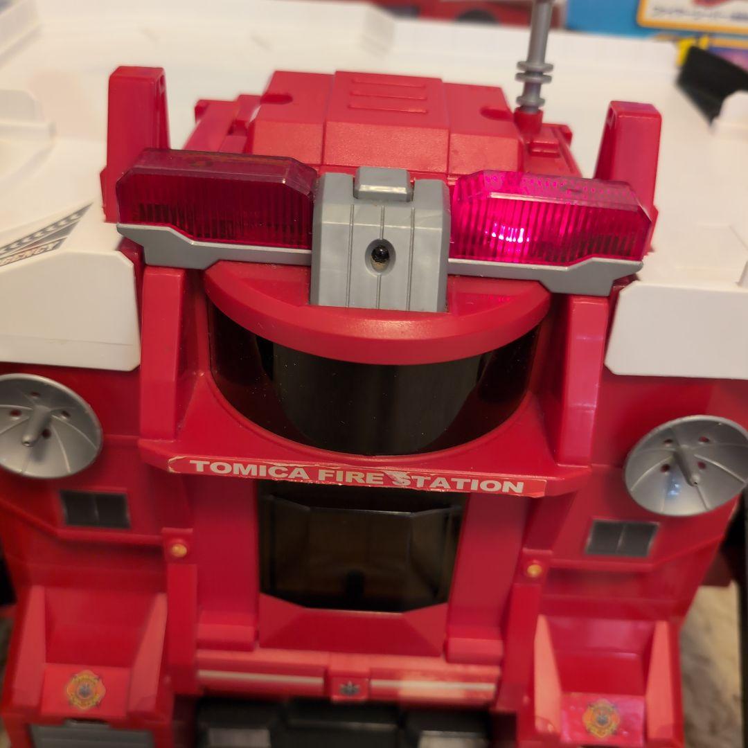 トミカ 変形ファイヤーステーション & ビックファイヤーエンジン セット