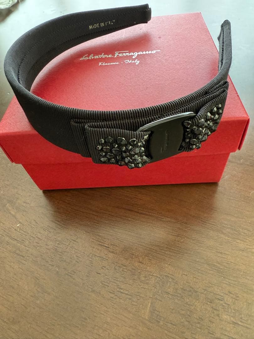 美品！フェラガモ　カチューシャ