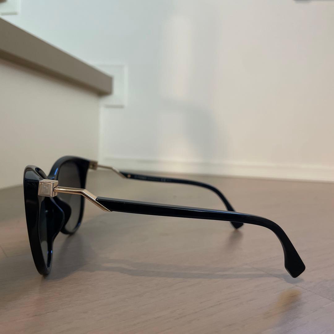 ブラック キャットアイ サングラス FENDIのロゴ入り