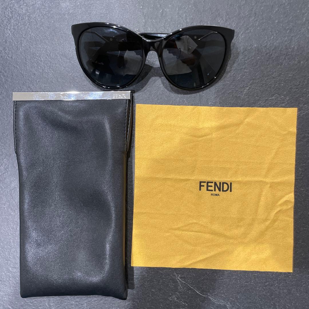 ブラック キャットアイ サングラス FENDIのロゴ入り