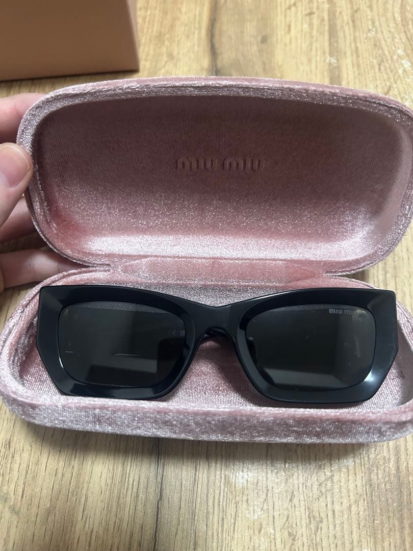Miu Miu ブラックキャットアイサングラス