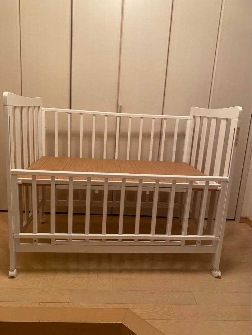 ベビーベッド　ホワイト　木製