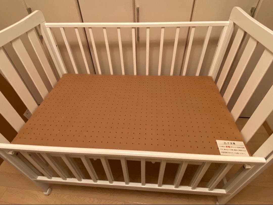 ベビーベッド　ホワイト　木製