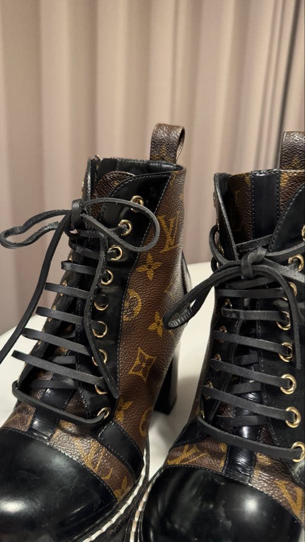 Louis Vuitton ロゴブーティ 高ヒール