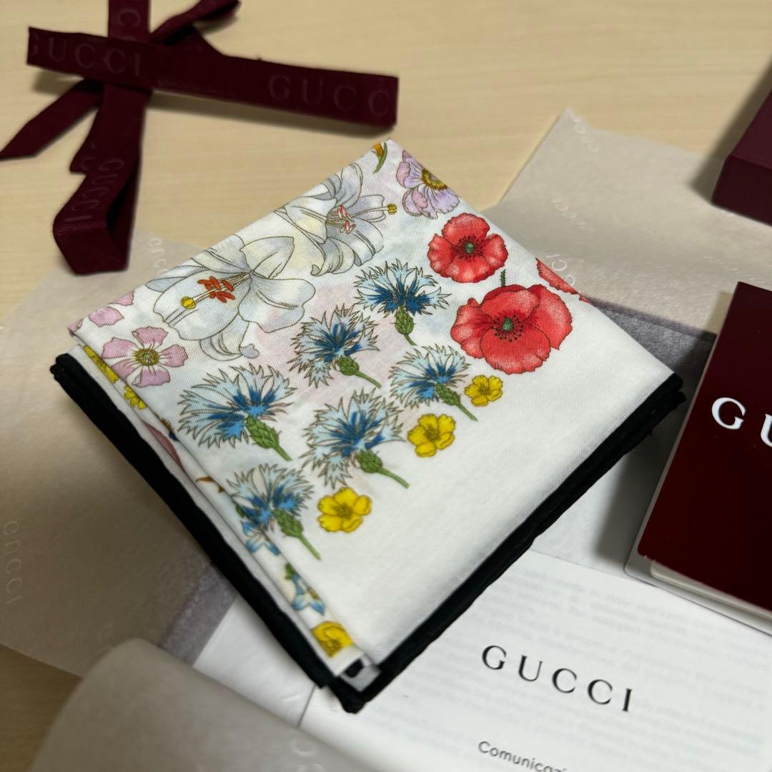 GUCCI 花柄シルクハンカチ 約53cm x 53cm