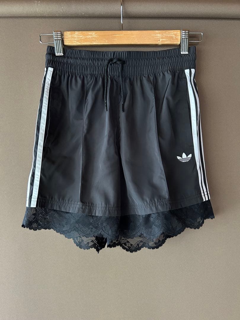 超美品　ZOZO限定 adidas レース トリム スリーストライプス パンツ