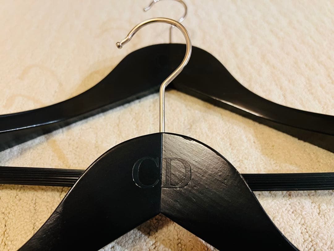 最終値下げ‼️DIOR木製ハンガー2本セット！！