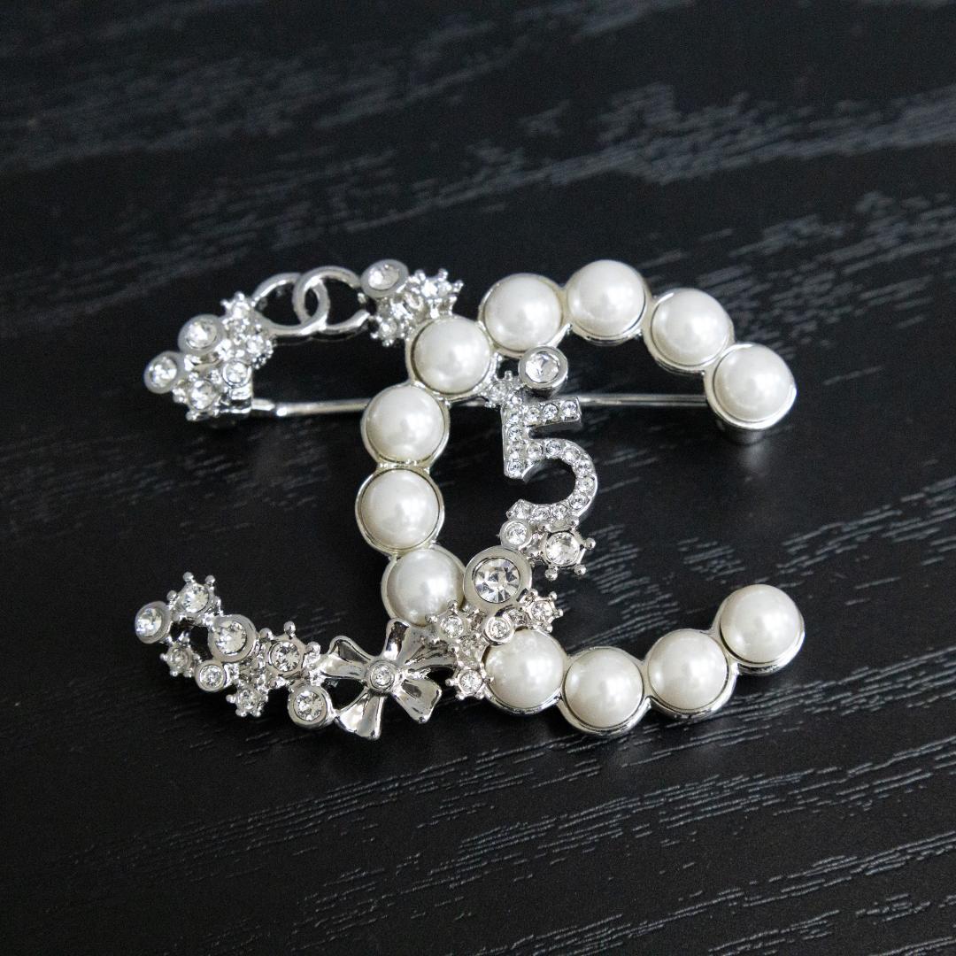 シャネル ココマーク No5 ブローチ B23P シルバーパール ラインストーン