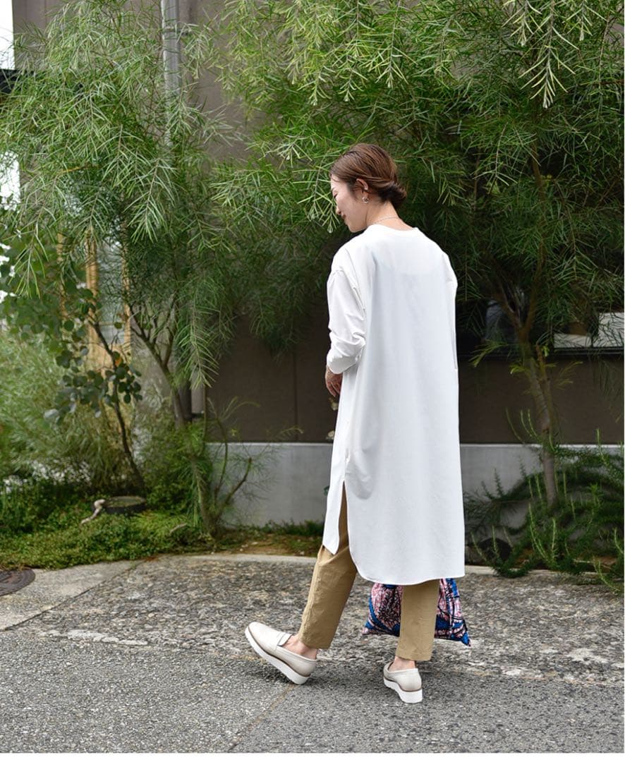 OUR　アワーホーム　ハリ感素材のチュニック丈プルオーバー　ホワイト