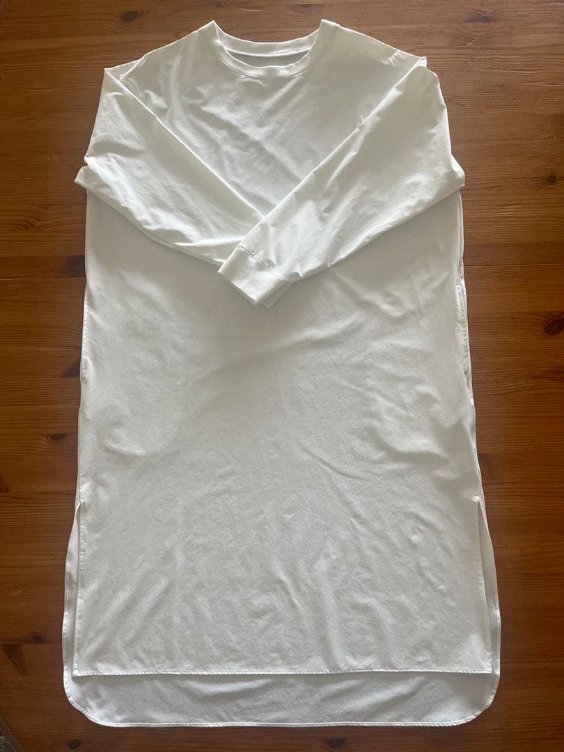 OUR　アワーホーム　ハリ感素材のチュニック丈プルオーバー　ホワイト