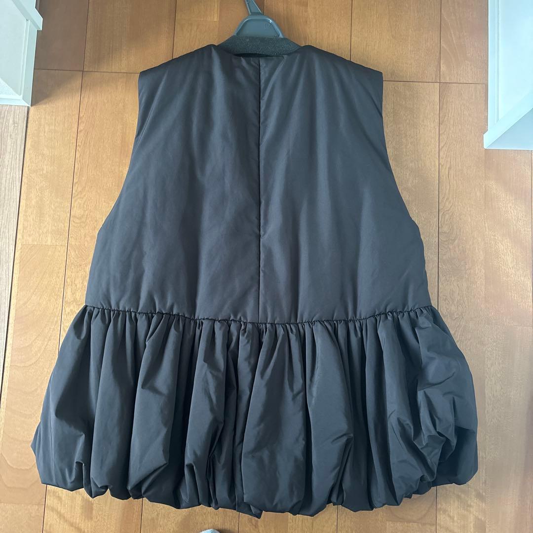 ブラック フリル裾 ノースリーブベスト