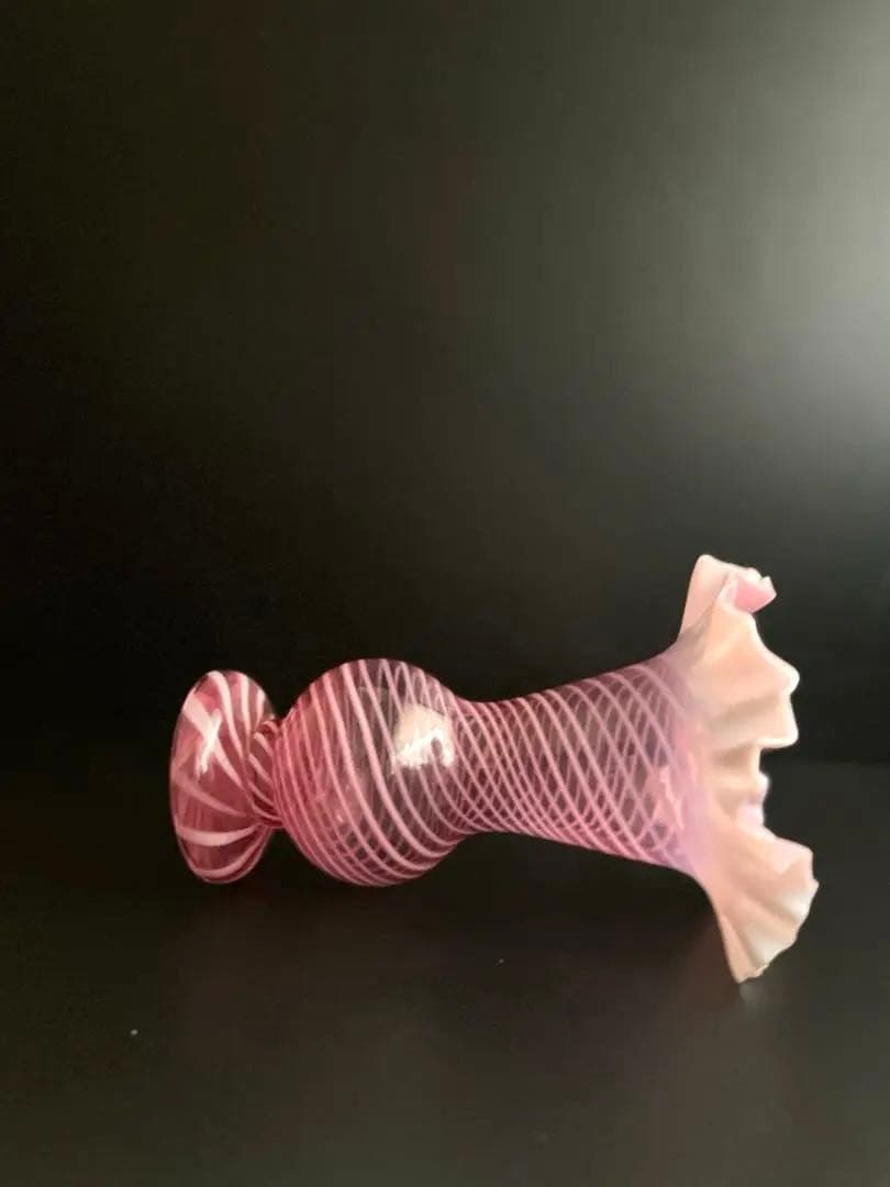 692 骨董 アンティーク ピンクオパール渦巻き紋様花瓶 フリルガラス 明治