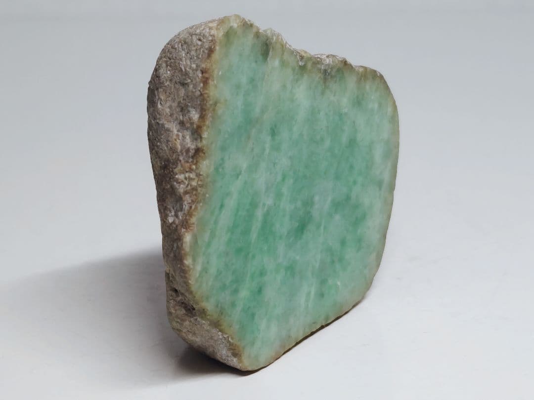 鮮緑 180g 翡翠 ヒスイ 原石 鑑賞石 自然石 誕生石 鉱物 鉱石 水石