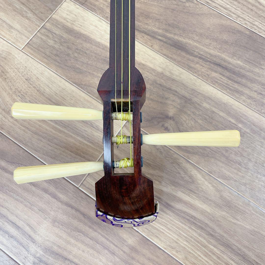 三味線 トチ紅木 綾杉胴 細棹 一本溝 猫皮 天然素材糸巻き 和楽器
