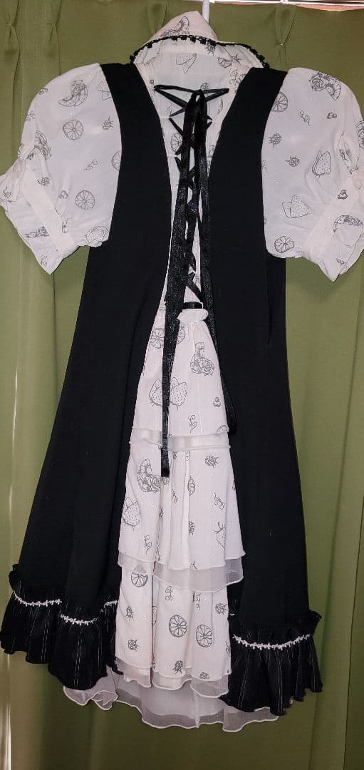 【希少】h.naoto frill 黒と白の夏の果実刺繍入り半袖ワンピース