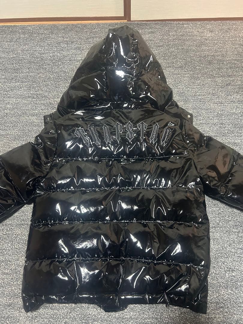 【超人気】TRAPSTAR 黒 パファージャケット フード付き