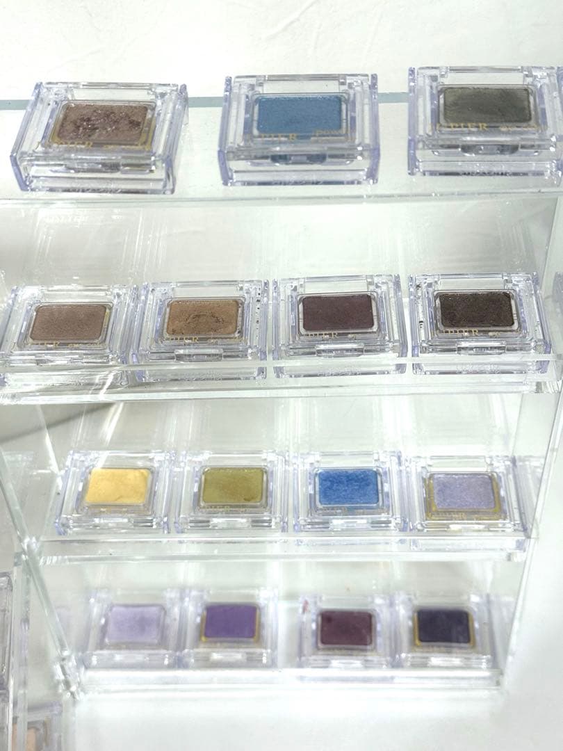 メナード・アイカラー53色まとめ売り・コンパクト2種とブラシプレゼント