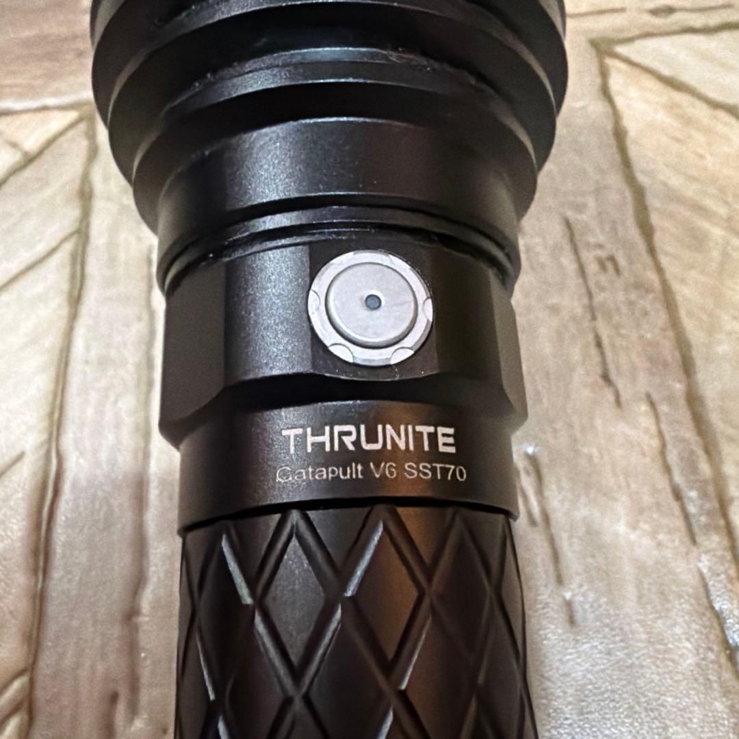 ThruNite Catapult V6 懐中電灯 SST70