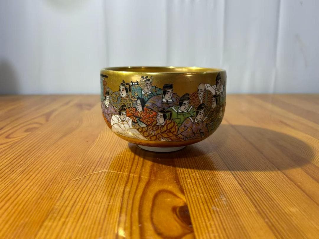 金色の漆器 椀 多彩な人物デザイン