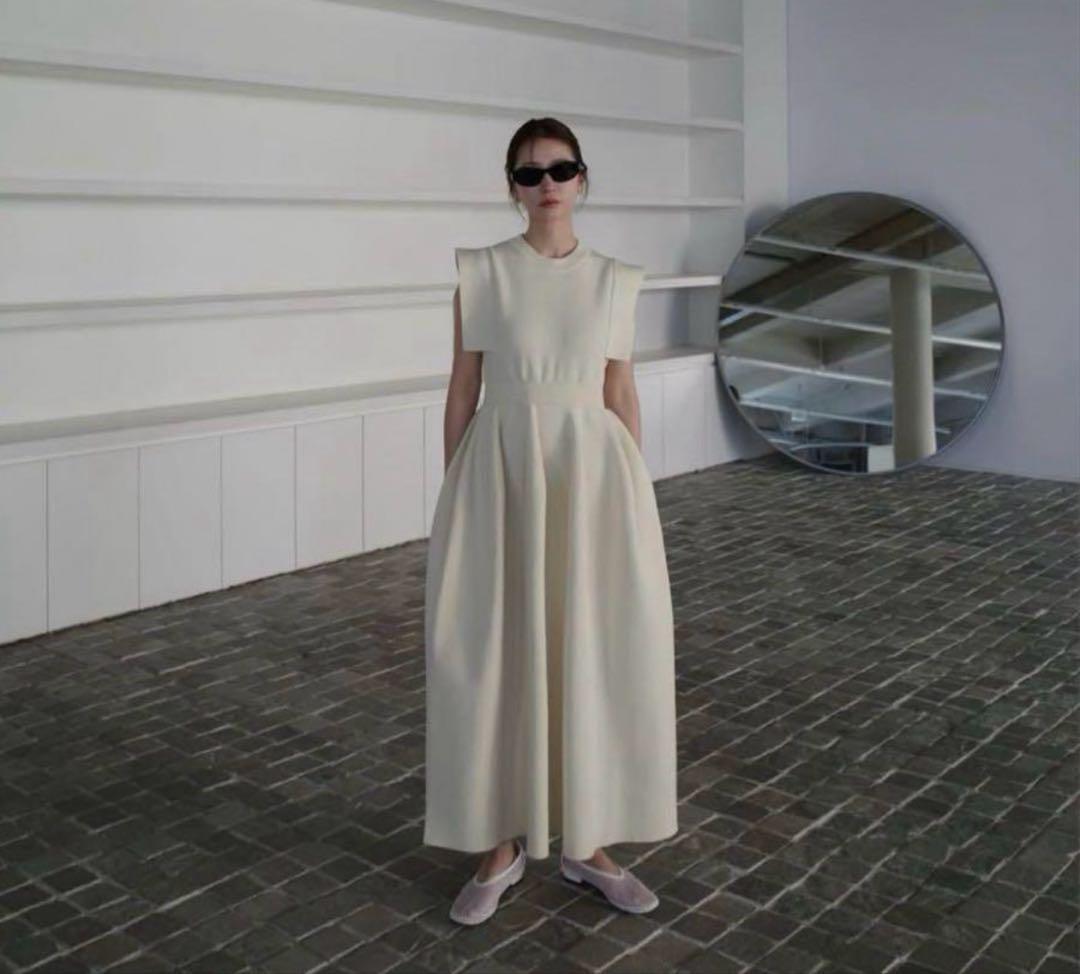 未使用 クラネ　SQUARE SELEEVE KNIT ONEPIECE