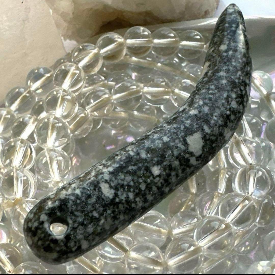 遠野の霊石　牙型　獣型　牙勾玉　高波動　ハンドメイド　7.8cm大