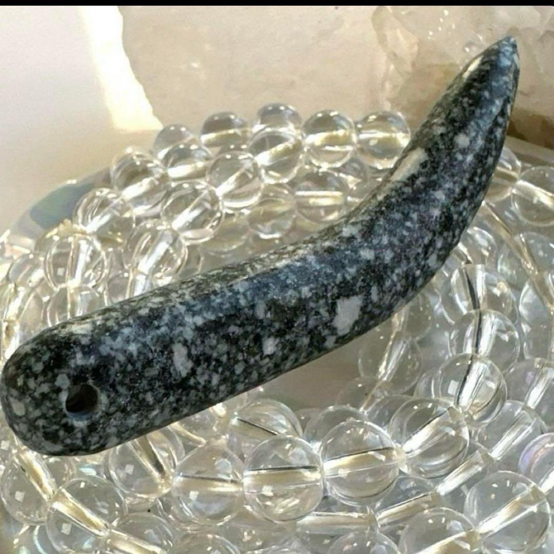 遠野の霊石　牙型　獣型　牙勾玉　高波動　ハンドメイド　7.8cm大