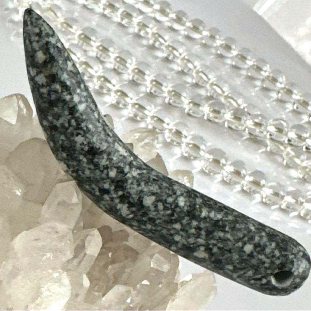 遠野の霊石　牙型　獣型　牙勾玉　高波動　ハンドメイド　7.8cm大