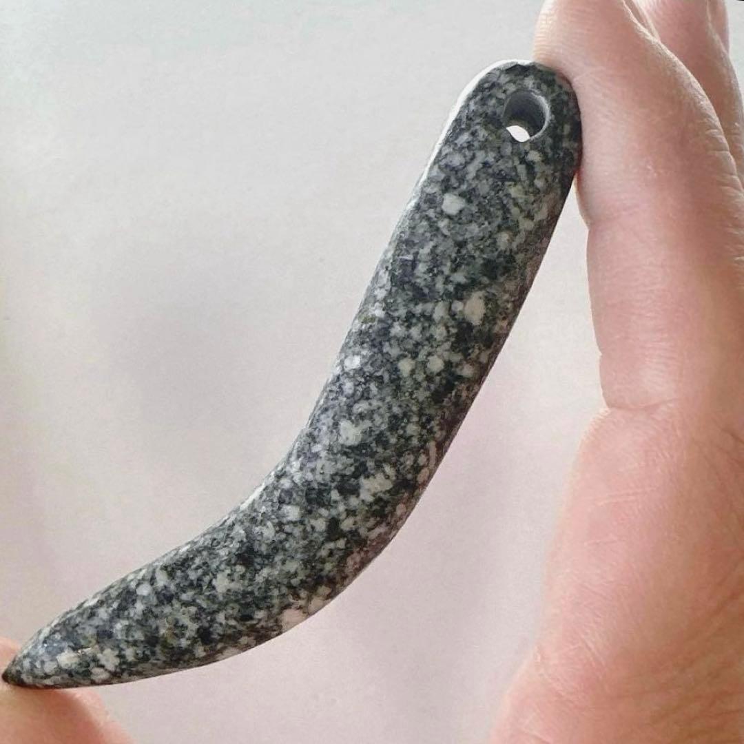 遠野の霊石　牙型　獣型　牙勾玉　高波動　ハンドメイド　7.8cm大