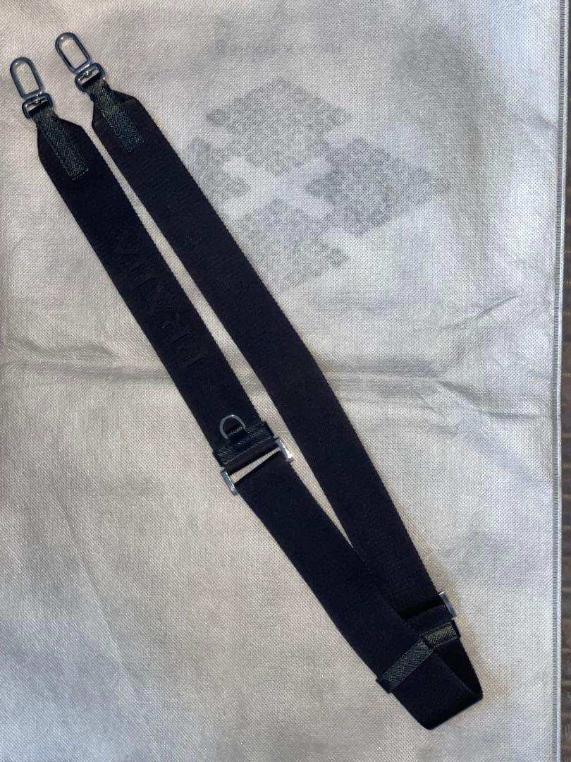 Prada ブラックレザーショルダーバッグ