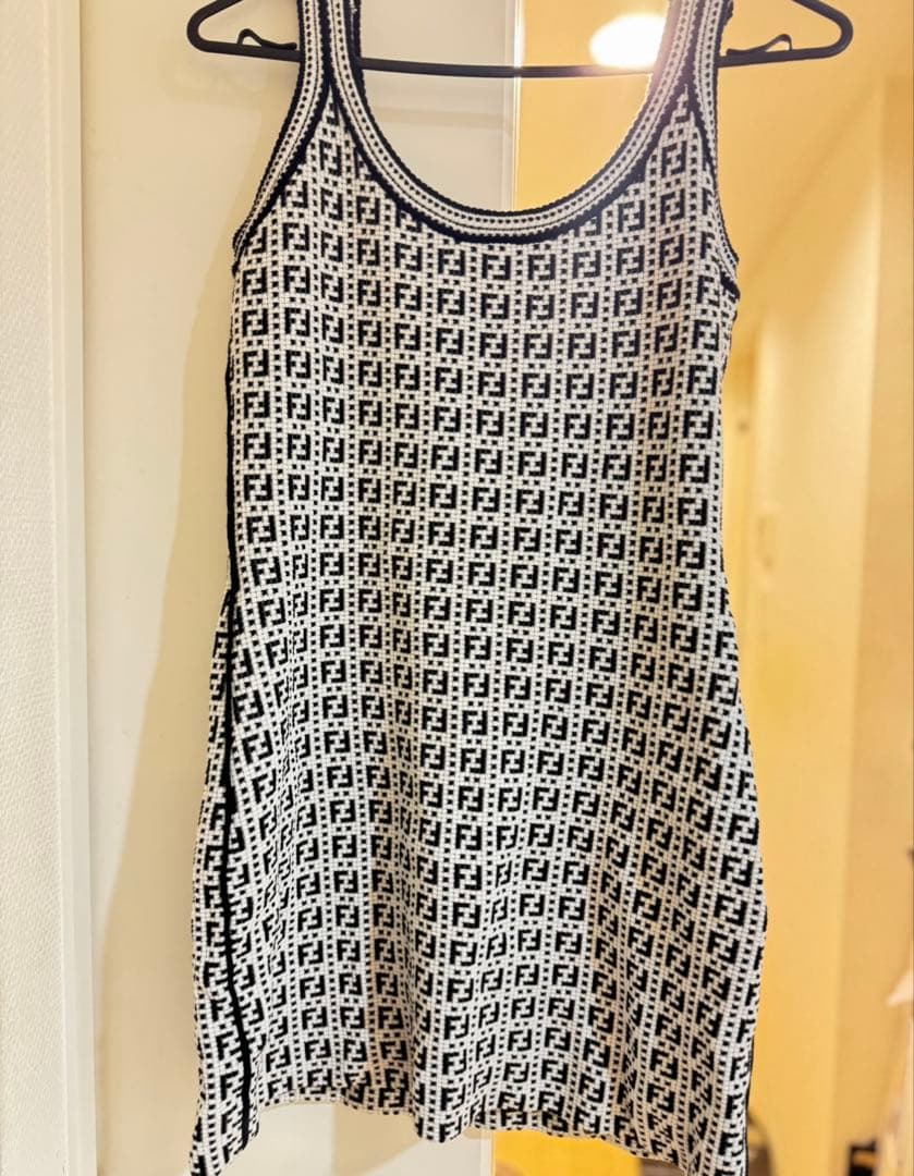 ノースリーブ　ロゴ　ワンピース