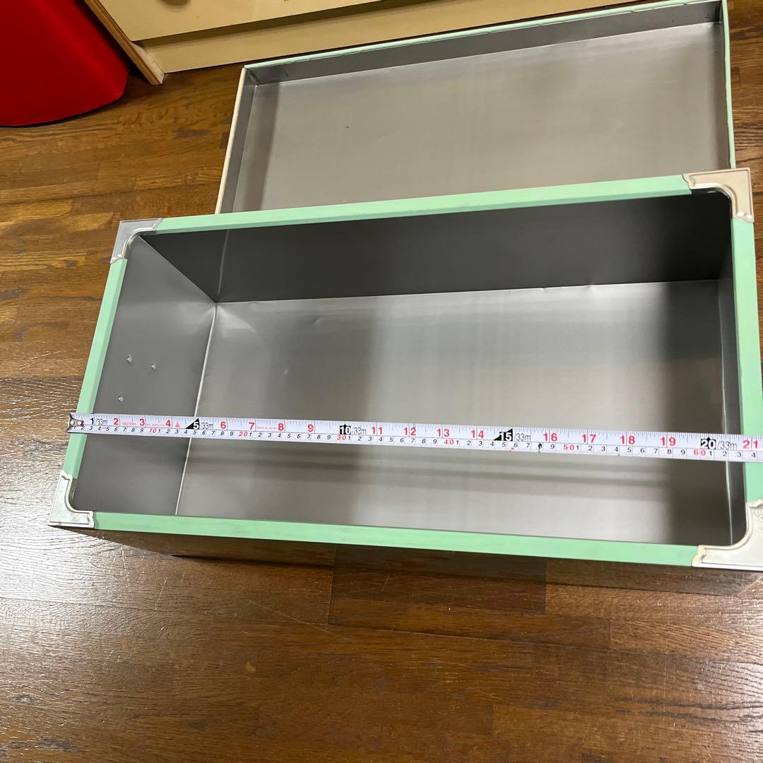 サッチャン様　可愛い絵柄ブリキの衣装箱