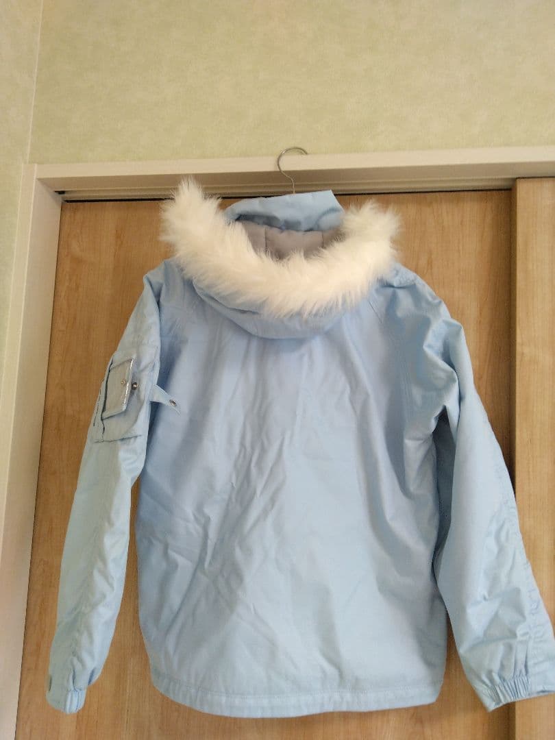 水色ファー付きジャケット