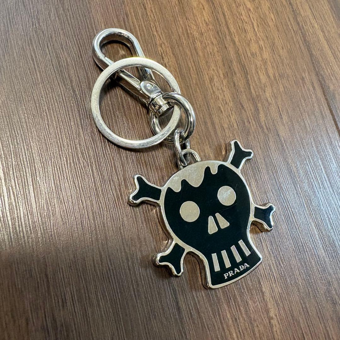 PRADA スカル・クロスボーン キーホルダー
