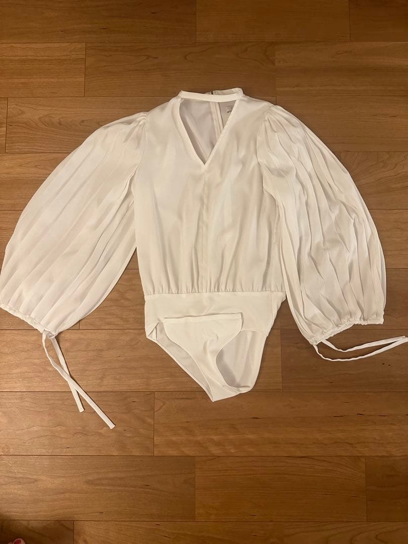 ラウタシー　ホワイトチョーカーネックバルーンスリーブブラウスボディスーツ