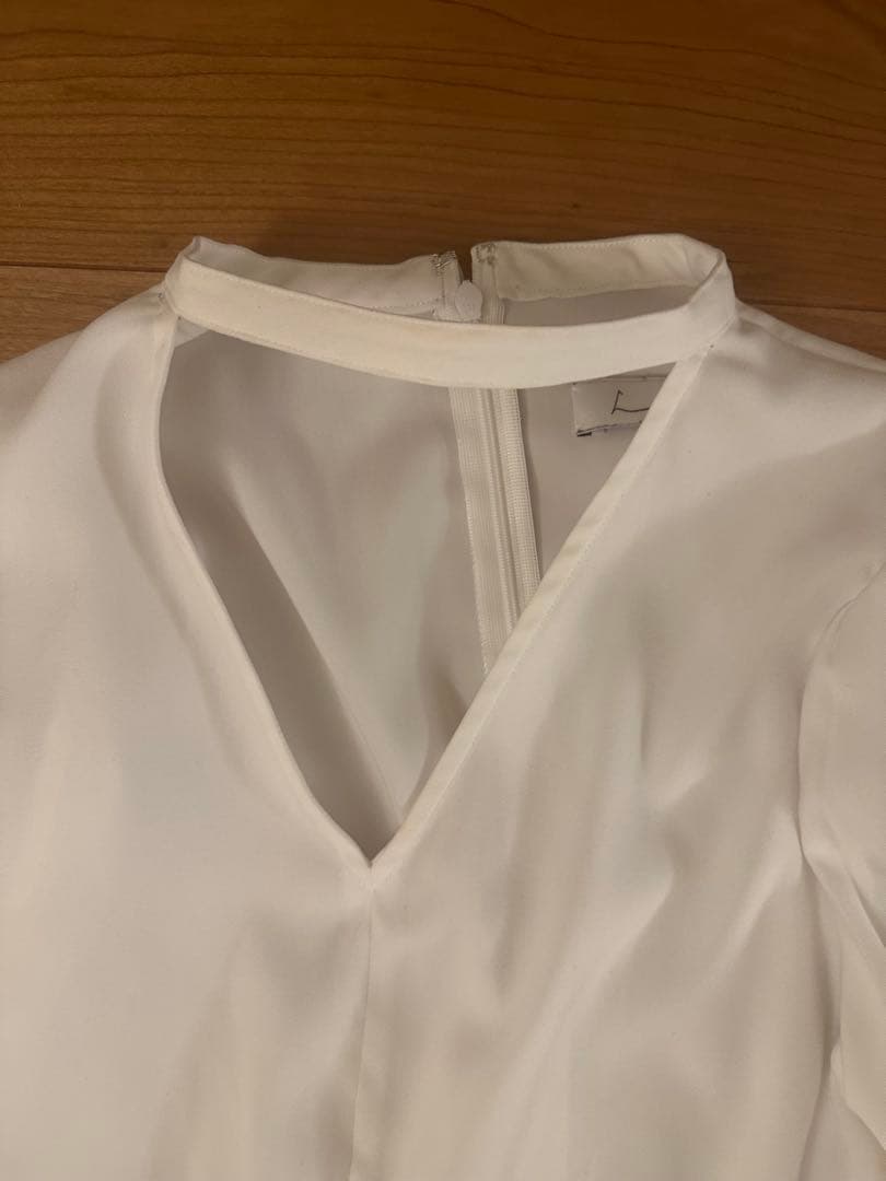 ラウタシー　ホワイトチョーカーネックバルーンスリーブブラウスボディスーツ