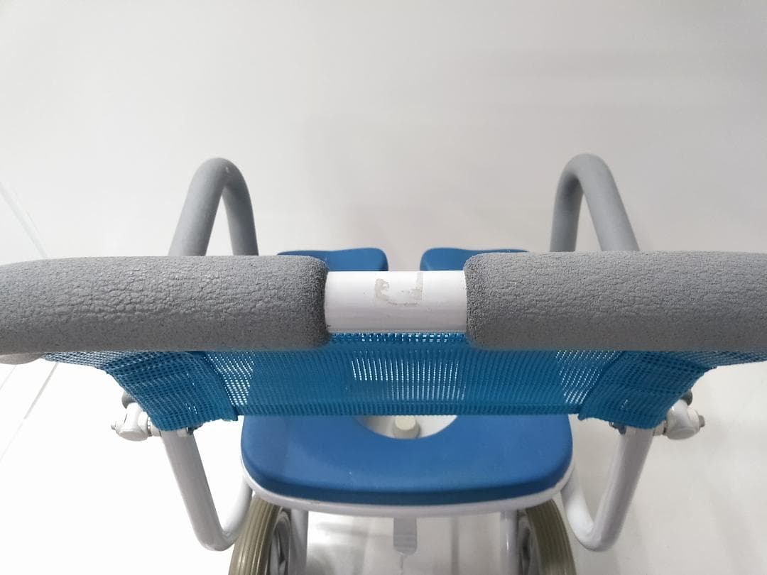 ウチエ 入浴用車椅子 シャワーラク 4輪自在 メッシュ背もたれ ブルー◆