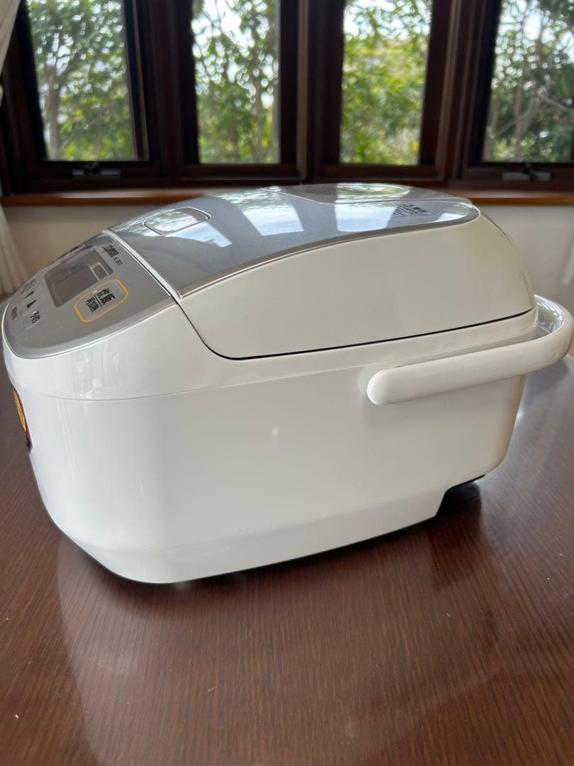 【ほぼ新品！】美品　象印 NL-DB10-WA 炊飯器 マイコン