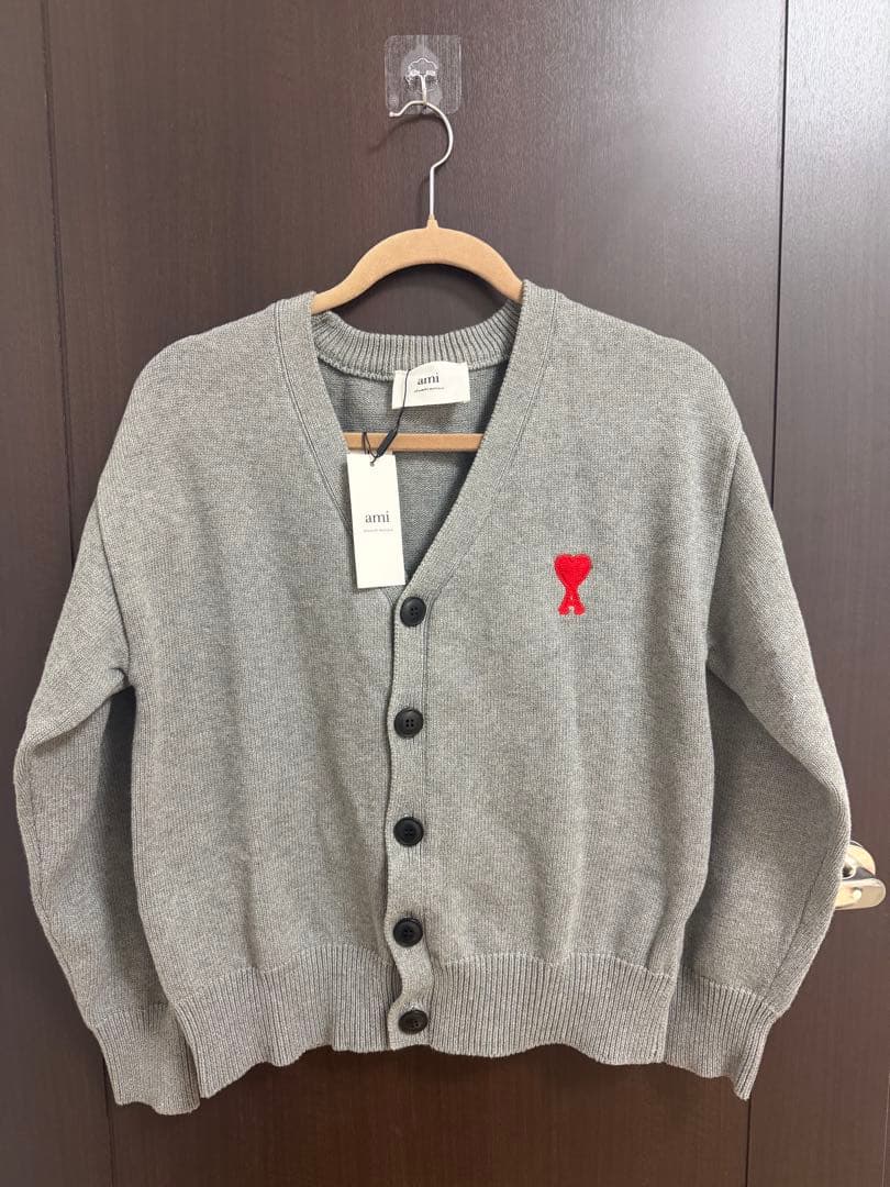 アミパリス　amiparis グレー Vネックカーディガン 赤いハート刺繍