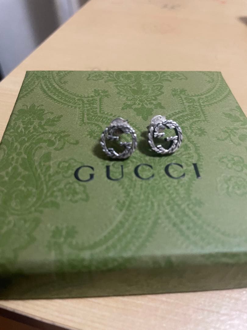 GUCCI シルバー ピアス ロゴ入り