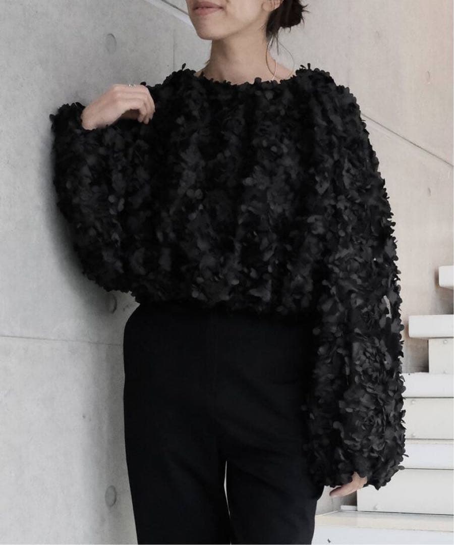 新品同様定価3.5万　メゾンイエナフラワーブラウス