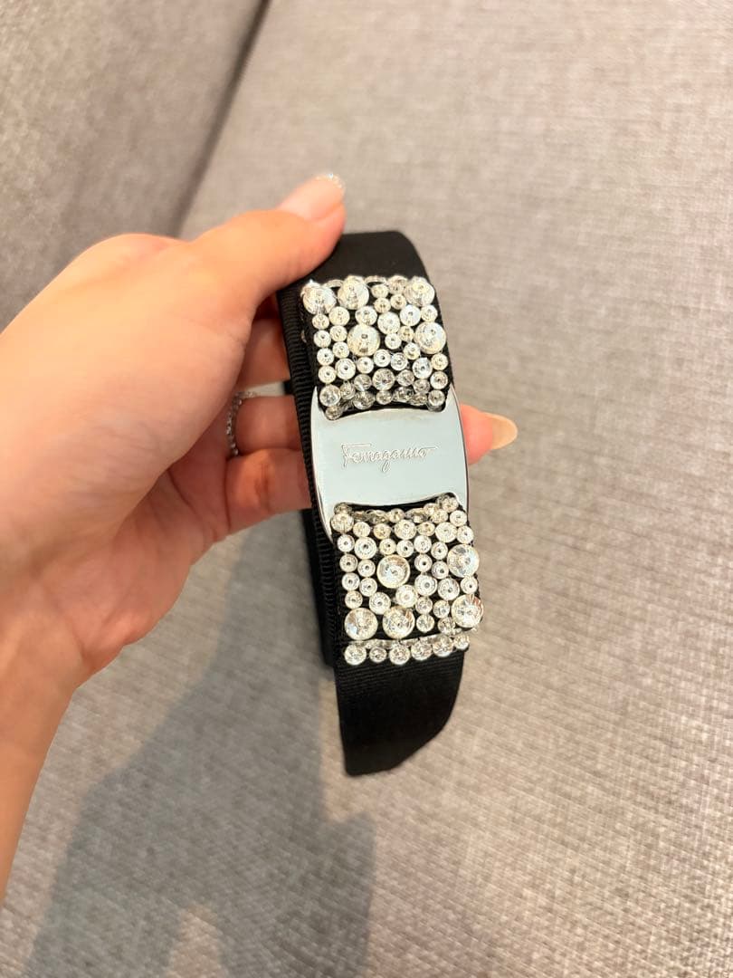 【美品】フェラガモ カチューシャ ビジュー リボン キラキラ 黒